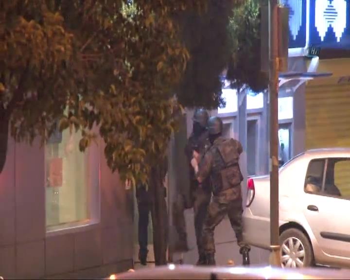 Soyguncu vuruldu, rehineler kurtarıldı